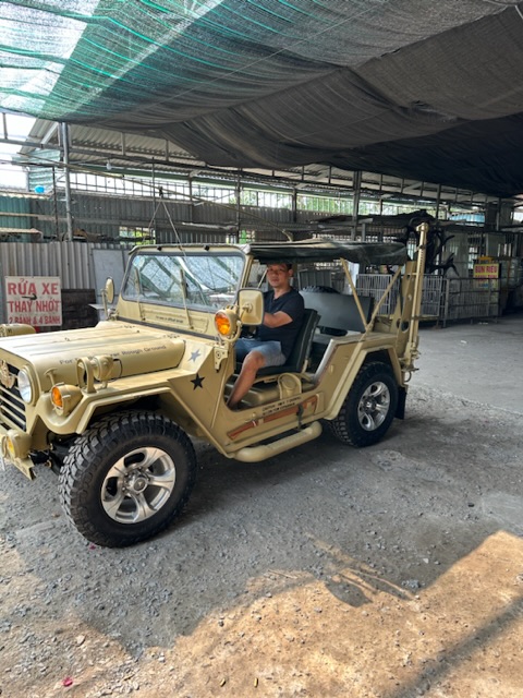 Jeep vàng sa mạc